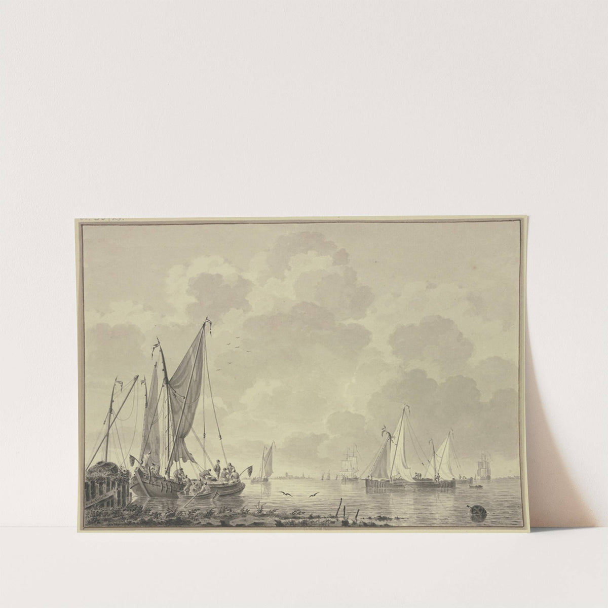 Ruhige See mit vielen Schiffen, links an einem Damm eine Barke und Boot, rechts eine Barke by Cornelis de Grient