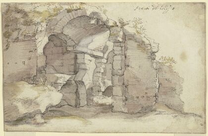 Ruine eines antiken tonnengewölbten Baus