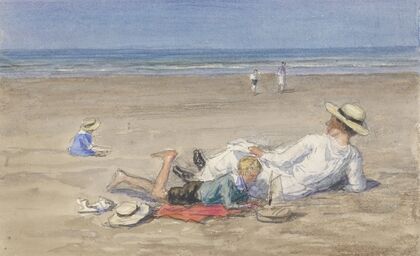 Rustend kindermeisje met twee kinderen op het strand