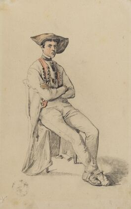 Sitzender junger Mann in Hanauer Tracht