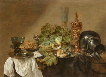 Stillleben mit Trauben, Zitronen, Brot, einem Römer und einem vergoldeten Pokal auf einer Tafel