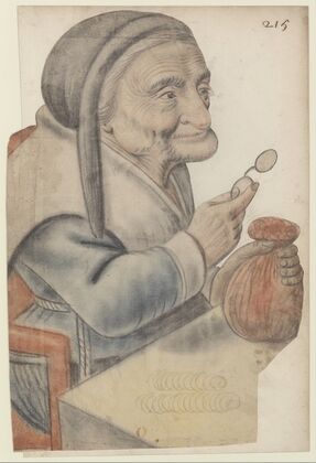 Vieille femme assise devant une table, tenant une bourse dans sa main gauche et un binocle dans sa main droite, vue de trois quarts à droite
