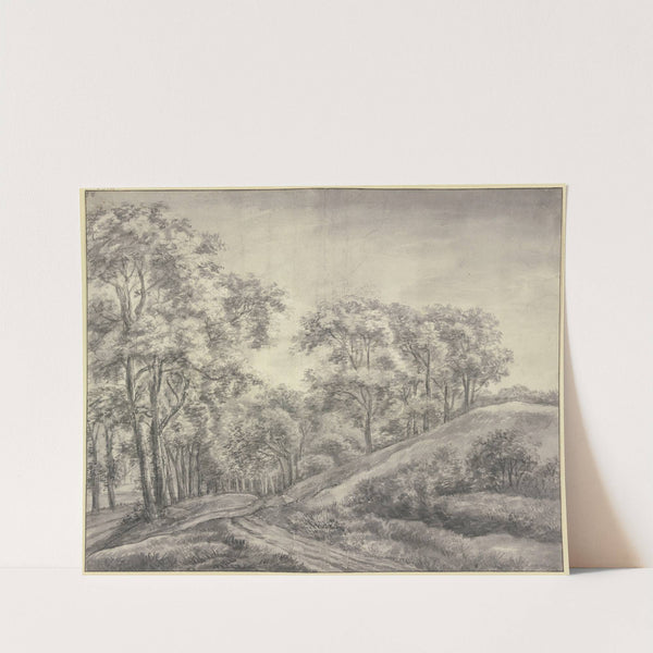 Waldpartie, ein Weg schlängelt sich an einem rechts liegenden baumlosen Hügel vorbei in einen Laubwald hinein, links im Hintergrund einige Hütten by Antonie Waterloo